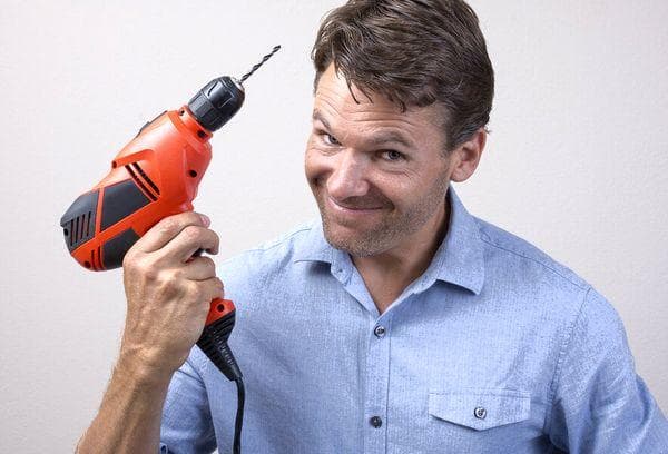 Mann mit Bohrmaschine