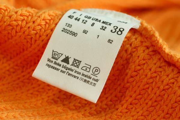 Etikett an einem Strickkleidungsstück