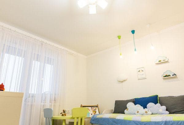 Matte Spanndecke im Kinderzimmer