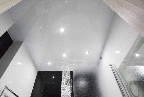 Glänzende Spanndecke im Badezimmer