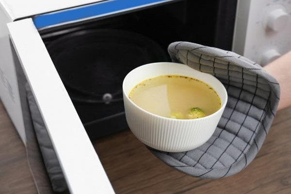 Aufwärmen von Suppe in der Mikrowelle