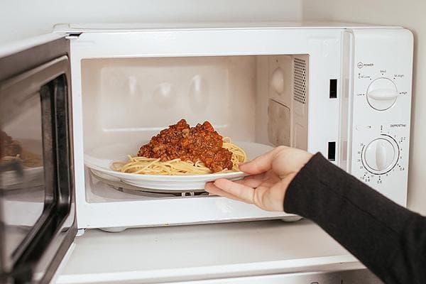 Erwärmen von Spaghetti in der Mikrowelle