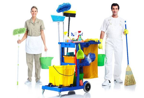 Reinigungskräfte mit Reinigungswagen und -utensilien