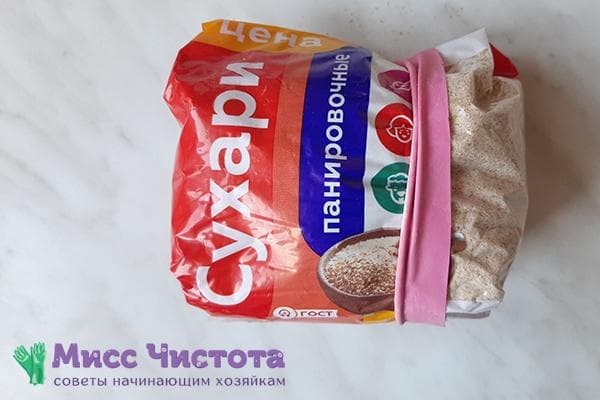 Fixation d'un sachet de croûtons ouvert à l'aide d'un élastique