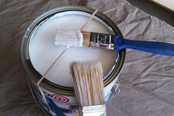 Élastique pour enlever l'excédent de peinture du pinceau