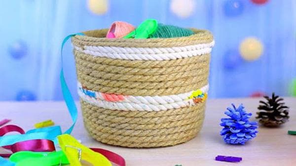 Plastikeimer, verziert mit Juteschnur