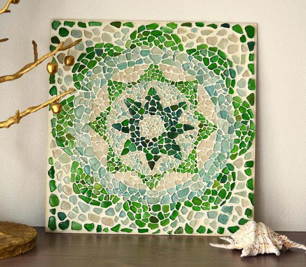 Wandbild aus Scherben von Gläsern und Flaschen