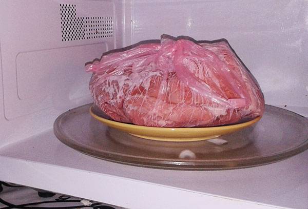 Auftauen von Fleisch in der Mikrowelle