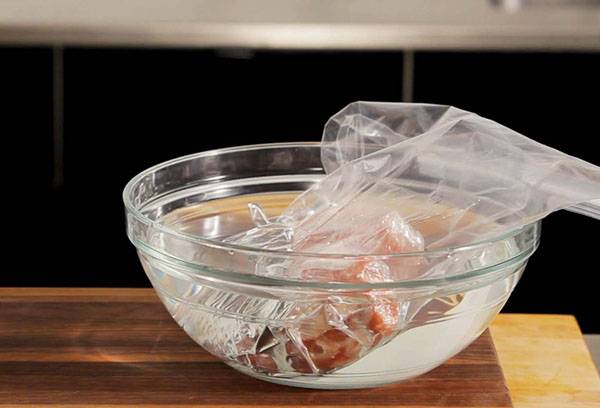 Auftauen von Fleisch in Wasser