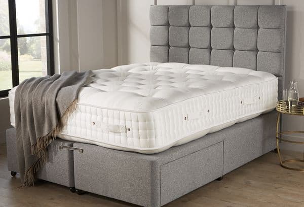 Bett im Schlafzimmer