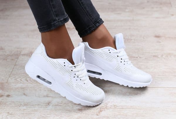 Kann man weiße Sneaker mit Zahnpasta reinigen? Ein Lifehack für makelloses Weiß der Schuhe