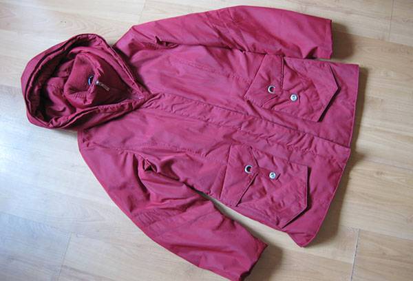 Trocknen der Jacke auf dem Boden