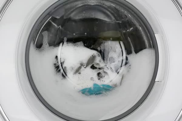 Kleidungsstücke in der Waschmaschine