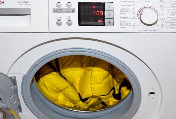 Waschen der Daunenjacke in der Maschine