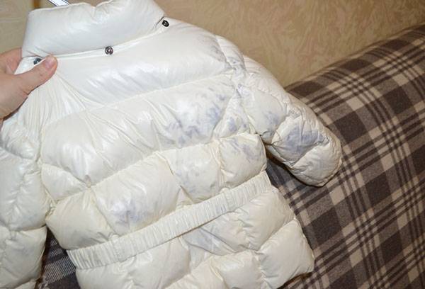 Flecken auf der Kinderdaunenjacke