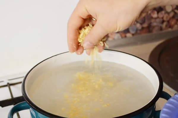 Zubereitung der Reinigungslösung für die Pfanne