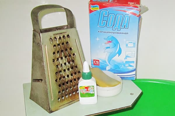 Kleber, kalzinierte Soda und Seife