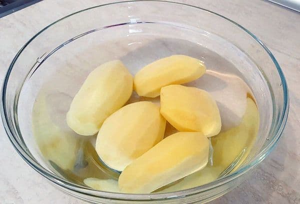 geschälte Kartoffeln in Wasser