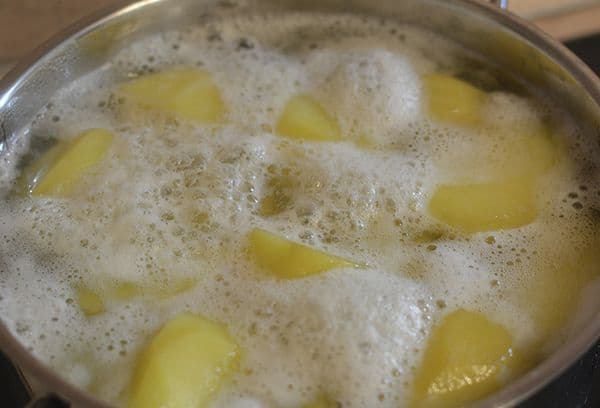 Kartoffeln in Wasser mit Schaum