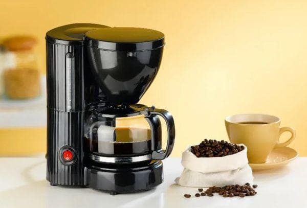 Kaffeemaschine und Kaffeebohnen
