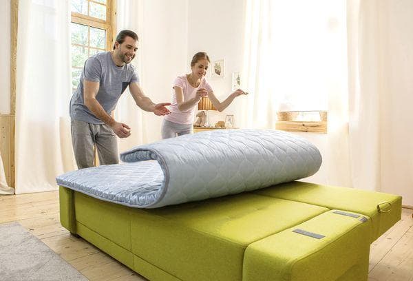 Dünne Matratze für das Bett