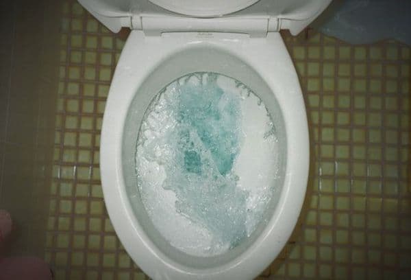Wasserspülung in der Toilette