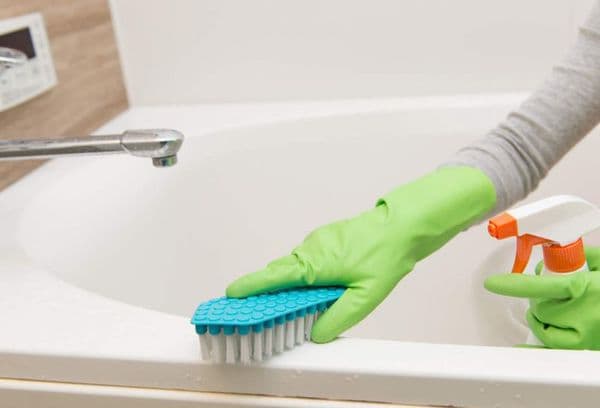 Reinigung der Badewanne mit einer Bürste
