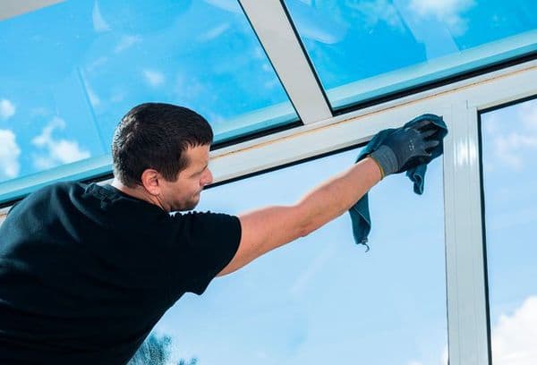 Fensterreinigung mit einem Tuch