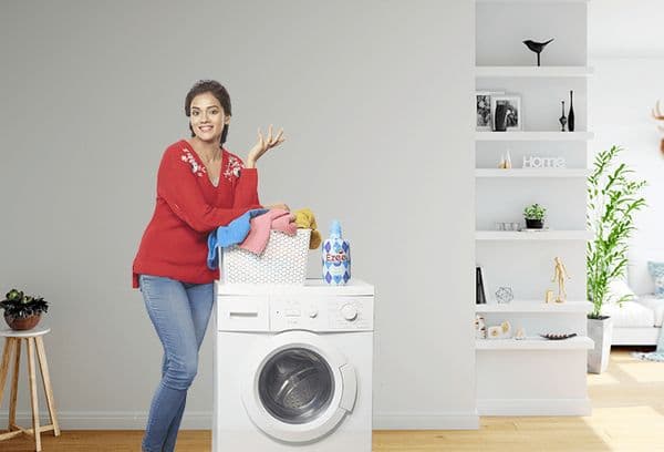 Eine Frau an der Waschmaschine