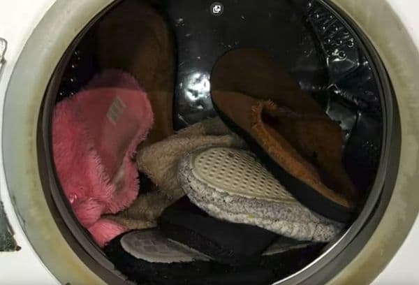 Schmutzige Hausschuhe in der Waschmaschine