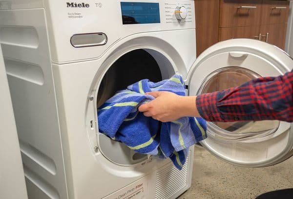 Beladen der Waschmaschine mit Wäsche