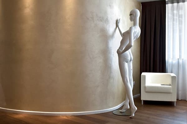Skulptur an der Wand mit dekorativem Putz