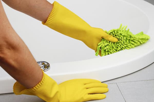 Reinigung der Acrylbadewanne