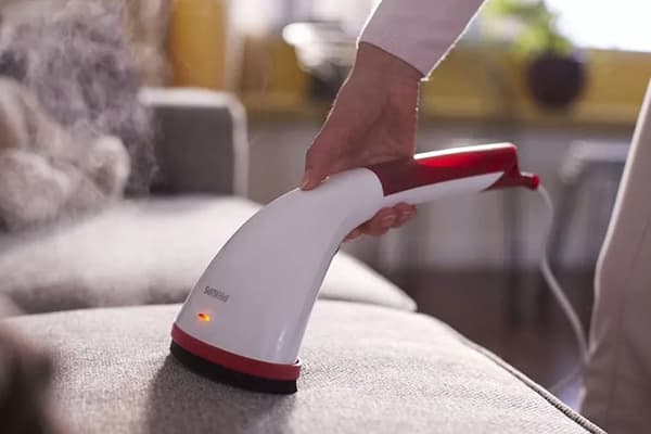 Reinigung des Sofas mit einem Dampfreiniger