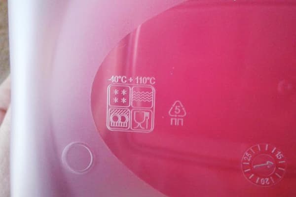 Kennzeichnung auf dem Plastikbehälter