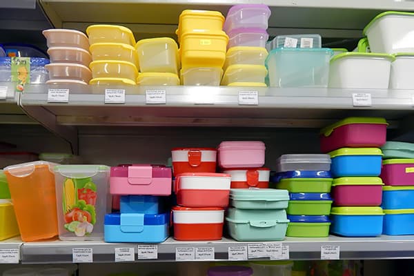 Regale mit Plastikbehältern im Geschäft
