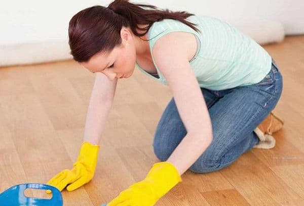Wischen des Laminatbodens