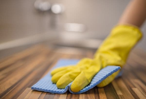 Reinigung von Linoleum mit einem Lappen