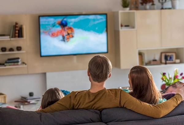 Familie vor dem Fernseher