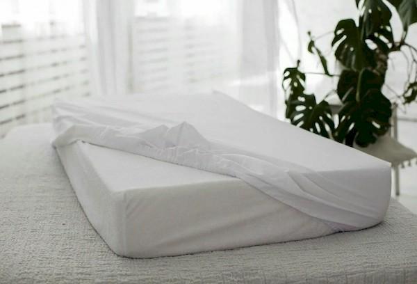 Dünne Matratzenauflage für das Bett
