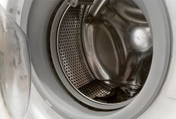 Wasser im Behälter der Waschmaschine