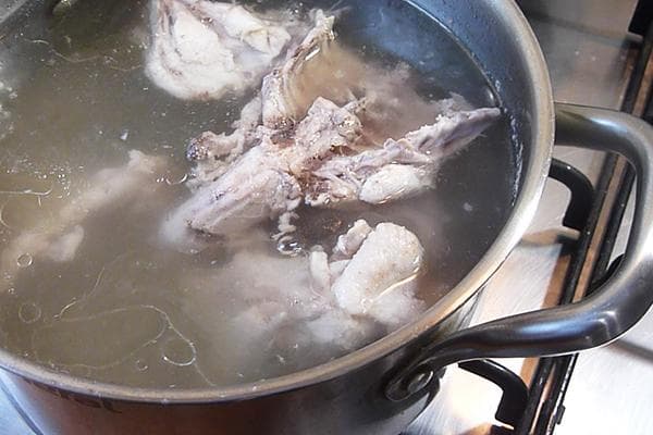 Hühnchenkochen im Topf