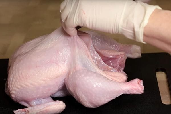 Entfernen der Haut vom Hähnchen