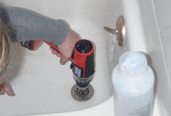Wie löst man Haare im Abfluss der Badewanne? 5 Methoden