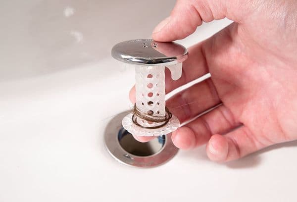Haare im Abflussloch der Badewanne