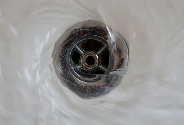 Abflussöffnung der Badewanne