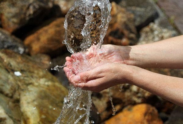Wasser aus dem Brunnen