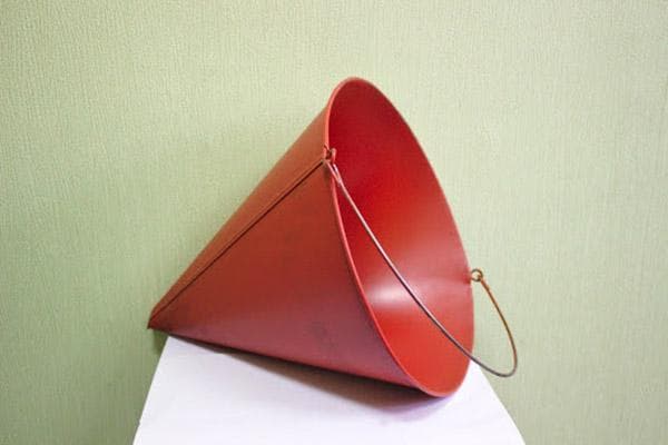 Feuerlöscheimer in konischer Form
