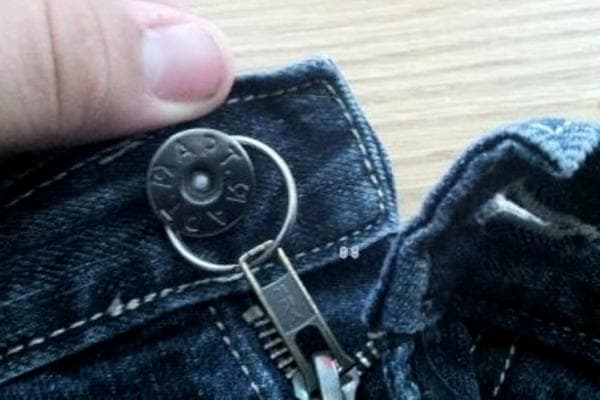 Fixation du curseur sur un jean à l'aide d'un anneau