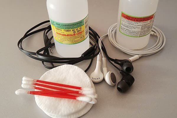 Kopfhörer, Wattepads und Wasserstoffperoxid